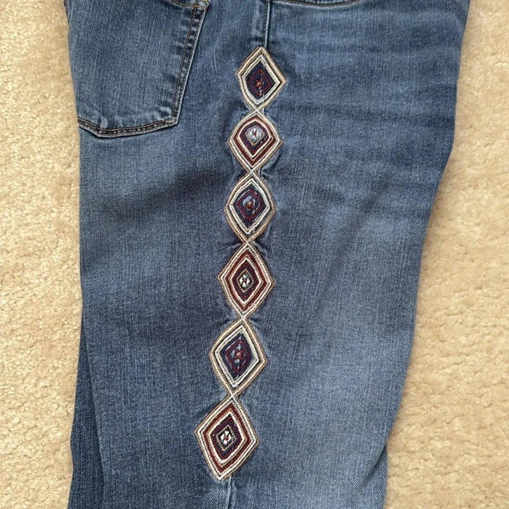 St. John's Bay Skinny Jeans w/ Decorative Embroidered Side Detail EUC Size 10 - Picture 3 of 5